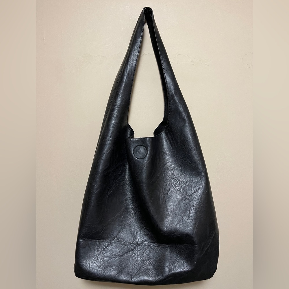 Faux leather hobo bag. 🖤